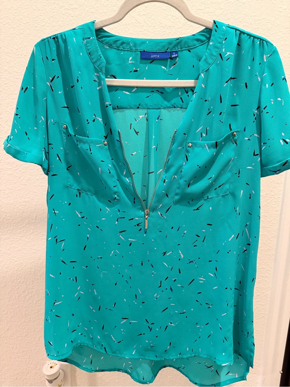 Apt. 9 Turquoise Short Sleeve Zip Front Blouse with Speckle Print